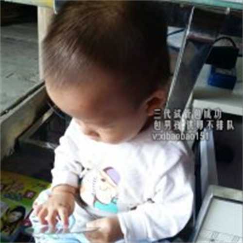 上海供卵怀孕_52岁银发妈妈试管三次成功生育，常被误认为孩子奶奶，自称习惯